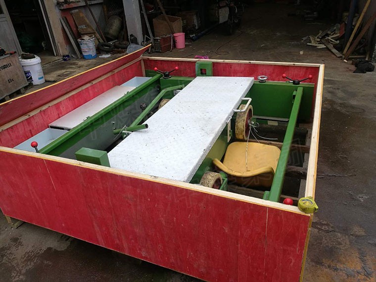 How To Operate The Conveyor Belt Of The Plastic Track Paver
