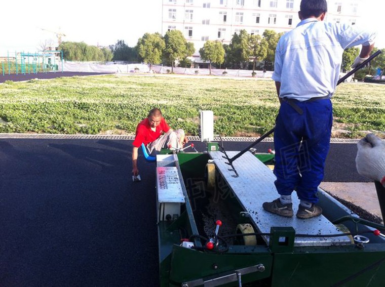 How To Choose Rubber Soil Paver And Runway Paver Machine?
