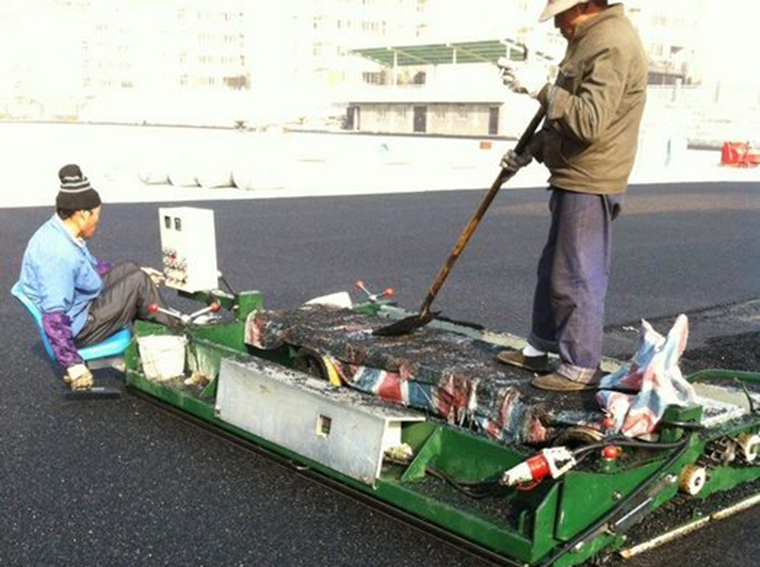 Ptj-120 Rubber Spraying Machine Is An Efficient Working Machine For Sports Fields